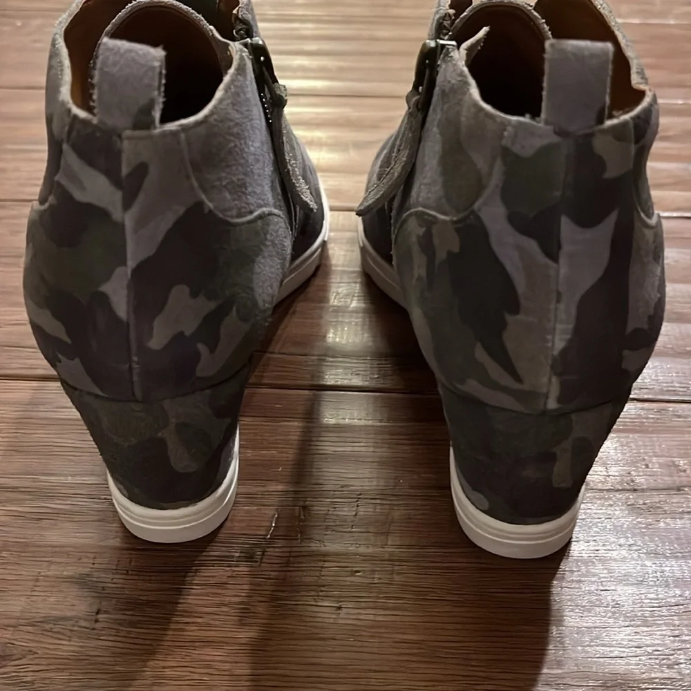 Linea Paola Camo Wedge Sneakers Size 7